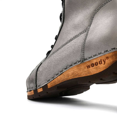Heike, clog lammfell gefütterter clog stiefel damen mit biegsamer nachhaltiger holzsohle, farbe: titan, holzclogs woody, woody schuhe, woody shoes, handgemachte holzschuhe aus österreich, kärnten
