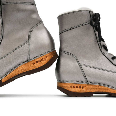 Heike, clog lammfell gefütterter clog stiefel damen mit biegsamer nachhaltiger holzsohle, farbe: titan, holzclogs woody, woody schuhe, woody shoes, handgemachte holzschuhe aus österreich, kärnten