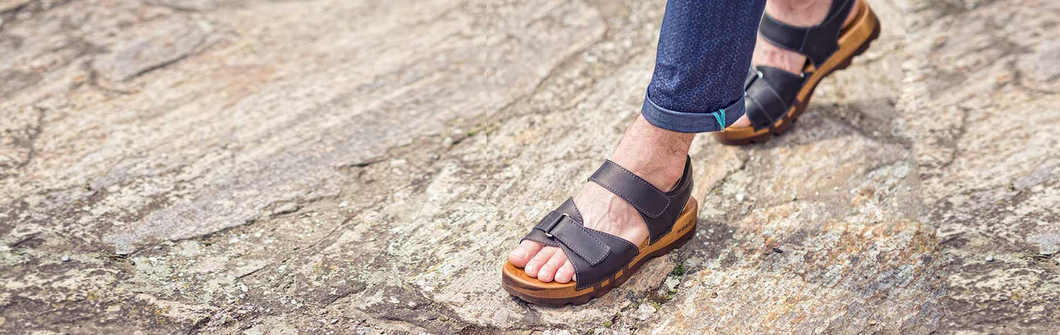 Herren Sandalen, Holzsandalen Männer. Holzschuhe, Holzpantoletten, Holz Pantolette kaufen. Pantolette Holz Schuhe, Schuhe mit biegsamer Holzsohle. Sabots, Mulen, Klompen, Clog kaufen, Holzclogs, Woody Schuhe Österreich. Schuhe mit Holzsohle. Holz Schuhe kaufen.