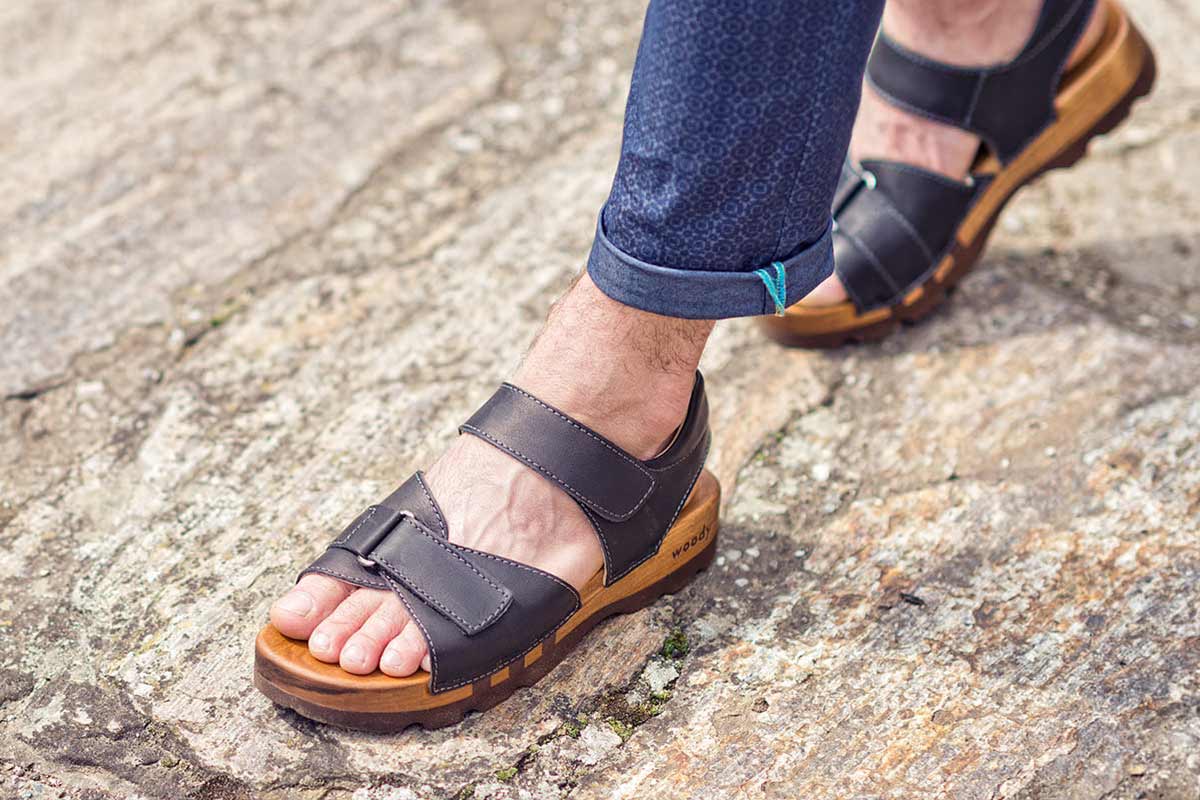 Herren Sandalen, Holzsandalen Männer. Holzschuhe, Holzpantoletten, Holz Pantolette kaufen. Pantolette Holz Schuhe, Schuhe mit biegsamer Holzsohle. Sabots, Mulen, Klompen, Clog kaufen, Holzclogs, Woody Schuhe Österreich. Schuhe mit Holzsohle. Holz Schuhe kaufen.