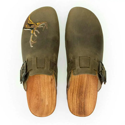 [Oliva] hubertus, clog mit stick für herren, biegsame nachhaltige holzsohle, farbe: oliva, holzclogs woody, woody schuhe, woody shoes, handgemachte holzschuhe aus österreich, kärnten