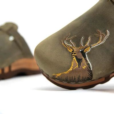 [Oliva] hubertus, clog mit stick für herren, biegsame nachhaltige holzsohle, farbe: oliva, holzclogs woody, woody schuhe, woody shoes, handgemachte holzschuhe aus österreich, kärnten