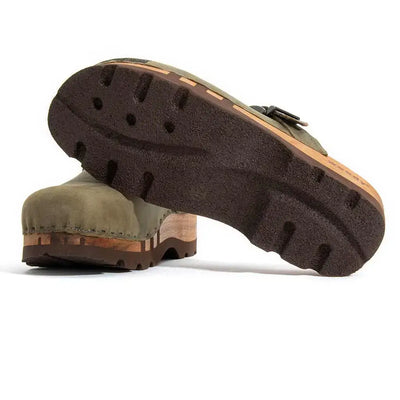 [Oliva] hubertus, clog mit stick für herren, biegsame nachhaltige holzsohle, farbe: oliva, holzclogs woody, woody schuhe, woody shoes, handgemachte holzschuhe aus österreich, kärnten