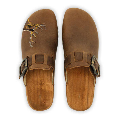 [Tabacco] hubertus, clog mit stick für herren, biegsame nachhaltige holzsohle, farbe: tabacco (braun), holzclogs woody, woody schuhe, woody shoes, handgemachte holzschuhe aus österreich, kärnten