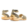 jana, sandalen clogs damen mit biegsamer nachhaltiger holzsohle, farbe: sand-warm_grey, holzclogs woody, woody schuhe, woody shoes, handgemachte holzschuhe aus österreich, kärnten