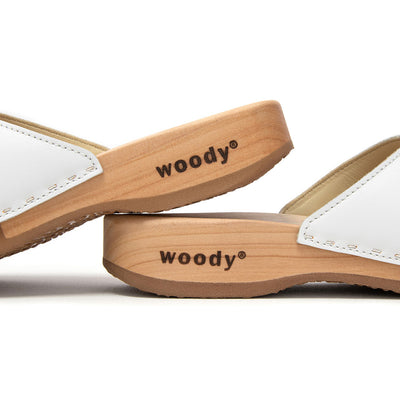 Farah – elegante Damen Clog Pantolette mit biegsamer Sohle aus nachhaltigem Weidenholz, Farbe: weiss (mit goldener und strassbesetzter Zierschnalle)