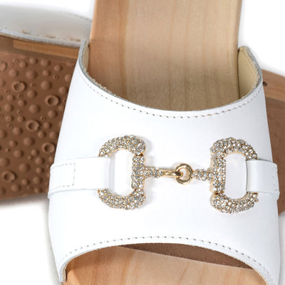 Farah – elegante Damen Clog Pantolette mit biegsamer Sohle aus nachhaltigem Weidenholz, Farbe: weiss (mit goldener und strassbesetzter Zierschnalle)