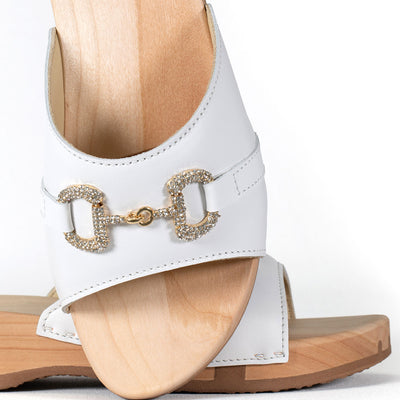 Farah – elegante Damen Clog Pantolette mit biegsamer Sohle aus nachhaltigem Weidenholz, Farbe: weiss (mit goldener und strassbesetzter Zierschnalle)