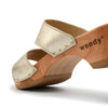kate-farbe: gold_clogs pantoletten damen mit biegsamer nachhaltiger weidenholzsohle, holzclogs woody, woody schuhe, woody shoes, handgemachte holzschuhe aus österreich, kärnten