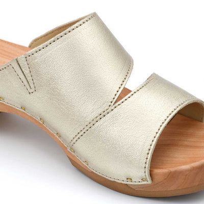 kate-farbe: gold_clogs pantoletten damen mit biegsamer nachhaltiger weidenholzsohle, holzclogs woody, woody schuhe, woody shoes, handgemachte holzschuhe aus österreich, kärnten