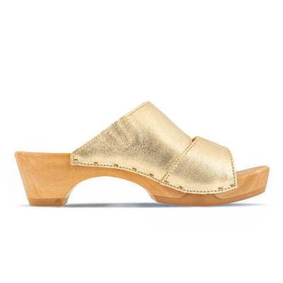 kate-farbe: gold_clogs pantoletten damen mit biegsamer nachhaltiger weidenholzsohle, holzclogs woody, woody schuhe, woody shoes, handgemachte holzschuhe aus österreich, kärnten