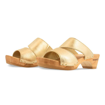 kate-farbe: gold_clogs pantoletten damen mit biegsamer nachhaltiger weidenholzsohle, holzclogs woody, woody schuhe, woody shoes, handgemachte holzschuhe aus österreich, kärnten