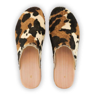 [Fell Kombi] Lea Fell, clogs damen mit biegsamer nachhaltiger holzsohle, farbe: fell kombi (kuh-print), holzclogs woody, woody schuhe, woody shoes, handgemachte holzschuhe aus österreich, kärnten