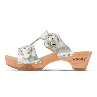 leonie, pantoletten clogs damen mit schnallen und biegsamer nachhaltiger holzsohle, farbe: silber, holzclogs woody, woody schuhe, woody shoes, handgemachte holzschuhe aus österreich, kärnten