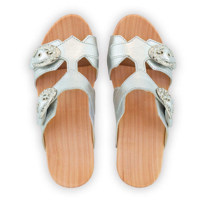 leonie, pantoletten clogs damen mit schnallen und biegsamer nachhaltiger holzsohle, farbe: silber, holzclogs woody, woody schuhe, woody shoes, handgemachte holzschuhe aus österreich, kärnten