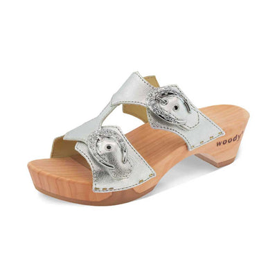 leonie, pantoletten clogs damen mit schnallen und biegsamer nachhaltiger holzsohle, farbe: silber, holzclogs woody, woody schuhe, woody shoes, handgemachte holzschuhe aus österreich, kärnten