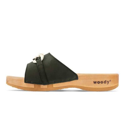 modell-lina-farbe: nero_clogs pantoletten damen mit biegsamer nachhaltiger weidenholzsohle, holzclogs woody, woody schuhe, woody shoes, handgemachte holzschuhe aus österreich, kärnten, metal-accessoires-inchrome-optic. Damenclogs, Damen Clogs - Clogs Dame