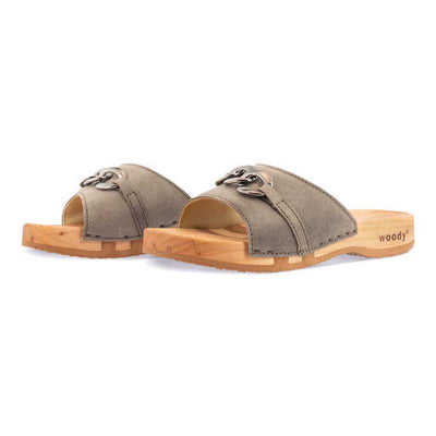 modell-lina-farbe: sand_clogs pantoletten damen mit biegsamer nachhaltiger weidenholzsohle, holzclogs woody, woody schuhe, woody shoes, handgemachte holzschuhe aus österreich, kärnten, metal-accessoires-inchrome-optic. Damenclogs, Damen Clogs - Clogs Dame