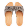 modell-lina-farbe: sand_clogs pantoletten damen mit biegsamer nachhaltiger weidenholzsohle, holzclogs woody, woody schuhe, woody shoes, handgemachte holzschuhe aus österreich, kärnten, metal-accessoires-inchrome-optic. Damenclogs, Damen Clogs - Clogs Dame