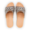modell-lina-farbe: sand_clogs pantoletten damen mit biegsamer nachhaltiger weidenholzsohle, holzclogs woody, woody schuhe, woody shoes, handgemachte holzschuhe aus österreich, kärnten, metal-accessoires-inchrome-optic. Damenclogs, Damen Clogs - Clogs Dame