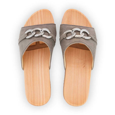 [Sand] modell-lina-farbe: sand_clogs pantoletten damen mit biegsamer nachhaltiger weidenholzsohle, holzclogs woody, woody schuhe, woody shoes, handgemachte holzschuhe aus österreich, kärnten, metal-accessoires-inchrome-optic. Damenclogs, Damen Clogs - Clogs Dame