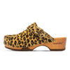 manu fell, fellclogs, clogs damen mit biegsamer nachhaltiger holzsohle, der bestseller, farbe: leopard (animal print), holzclogs woody, woody schuhe, woody shoes, handgemachte holzschuhe aus österreich, kärnten