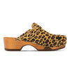manu fell, fellclogs, clogs damen mit biegsamer nachhaltiger holzsohle, der bestseller, farbe: leopard (animal print), holzclogs woody, woody schuhe, woody shoes, handgemachte holzschuhe aus österreich, kärnten