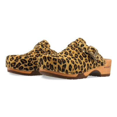 manu fell, fellclogs, clogs damen mit biegsamer nachhaltiger holzsohle, der bestseller, farbe: leopard (animal print), holzclogs woody, woody schuhe, woody shoes, handgemachte holzschuhe aus österreich, kärnten