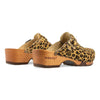 manu fell, fellclogs, clogs damen mit biegsamer nachhaltiger holzsohle, der bestseller, farbe: leopard (animal print), holzclogs woody, woody schuhe, woody shoes, handgemachte holzschuhe aus österreich, kärnten