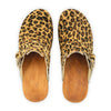 manu fell, fellclogs, clogs damen mit biegsamer nachhaltiger holzsohle, der bestseller, farbe: leopard (animal print), holzclogs woody, woody schuhe, woody shoes, handgemachte holzschuhe aus österreich, kärnten