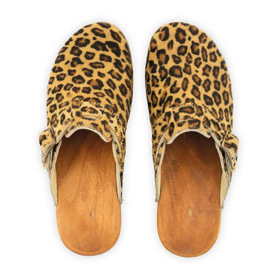manu fell, fellclogs, clogs damen mit biegsamer nachhaltiger holzsohle, der bestseller, farbe: leopard (animal print), holzclogs woody, woody schuhe, woody shoes, handgemachte holzschuhe aus österreich, kärnten