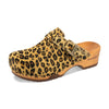 manu fell, fellclogs, clogs damen mit biegsamer nachhaltiger holzsohle, der bestseller, farbe: leopard (animal print), holzclogs woody, woody schuhe, woody shoes, handgemachte holzschuhe aus österreich, kärnten