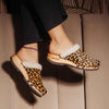 [Leopard] Clogs Damen Marie gefütterte Clogs, gefütterte Pantoletten. Holzclogs mit beigsamer Holz Sohle kaufen marie, gefütterter damen clog mit biegsamer nachhaltiger holzsohle, lammfellfutter und kragen, farbe: leopard (druck), holzclogs woody, woody schuhe, woody shoes, handgemachte holzschuhe aus österreich, kärnten