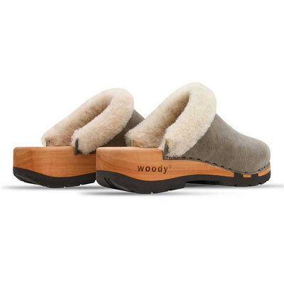 marie, gefütterter damen clog mit biegsamer nachhaltiger holzsohle, lammfellfutter und kragen, farbe: sand, holzclogs woody, woody schuhe, woody shoes, handgemachte holzschuhe aus österreich, kärnten