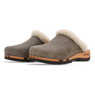 marie, gefütterter damen clog mit biegsamer nachhaltiger holzsohle, lammfellfutter und kragen, farbe: sand, holzclogs woody, woody schuhe, woody shoes, handgemachte holzschuhe aus österreich, kärnten