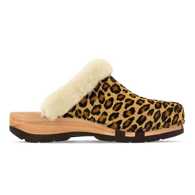 Clogs Damen Marie gefütterte Clogs, gefütterte Pantoletten. Holzclogs mit beigsamer Holz Sohle kaufen marie, gefütterter damen clog mit biegsamer nachhaltiger holzsohle, lammfellfutter und kragen, farbe: leopard (druck), holzclogs woody, woody schuhe, woody shoes, handgemachte holzschuhe aus österreich, kärnten