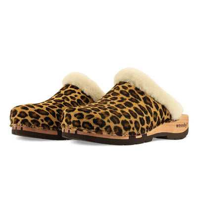 Clogs Damen Marie gefütterte Clogs, gefütterte Pantoletten. Holzclogs mit beigsamer Holz Sohle kaufen marie, gefütterter damen clog mit biegsamer nachhaltiger holzsohle, lammfellfutter und kragen, farbe: leopard (druck), holzclogs woody, woody schuhe, woody shoes, handgemachte holzschuhe aus österreich, kärnten