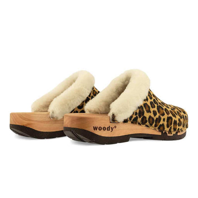 Clogs Damen Marie gefütterte Clogs, gefütterte Pantoletten. Holzclogs mit beigsamer Holz Sohle kaufen marie, gefütterter damen clog mit biegsamer nachhaltiger holzsohle, lammfellfutter und kragen, farbe: leopard (druck), holzclogs woody, woody schuhe, woody shoes, handgemachte holzschuhe aus österreich, kärnten