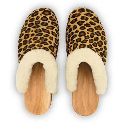 Clogs Damen Marie gefütterte Clogs, gefütterte Pantoletten. Holzclogs mit beigsamer Holz Sohle kaufen marie, gefütterter damen clog mit biegsamer nachhaltiger holzsohle, lammfellfutter und kragen, farbe: leopard (druck), holzclogs woody, woody schuhe, woody shoes, handgemachte holzschuhe aus österreich, kärnten