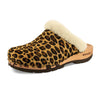 Clogs Damen Marie gefütterte Clogs, gefütterte Pantoletten. Holzclogs mit beigsamer Holz Sohle kaufen marie, gefütterter damen clog mit biegsamer nachhaltiger holzsohle, lammfellfutter und kragen, farbe: leopard (druck), holzclogs woody, woody schuhe, woody shoes, handgemachte holzschuhe aus österreich, kärnten