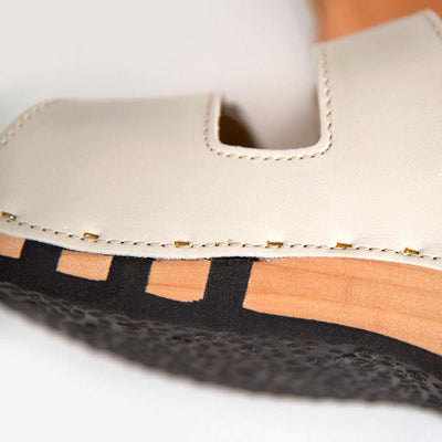 maxima, pantoletten clogs damen mit biegsamer nachhaltiger holzsohle, der bestseller, farbe: creme, holzclogs woody, woody schuhe, woody shoes, handgemachte holzschuhe aus österreich, kärnten