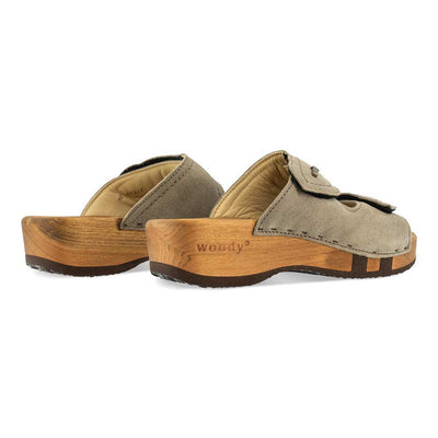 melanie, pantoletten clogs damen mit biegsamer nachhaltiger holzsohle, der bestseller, farbe: sand-warm_grey, holzclogs woody, woody schuhe, woody shoes, handgemachte holzschuhe aus österreich, kärnten
