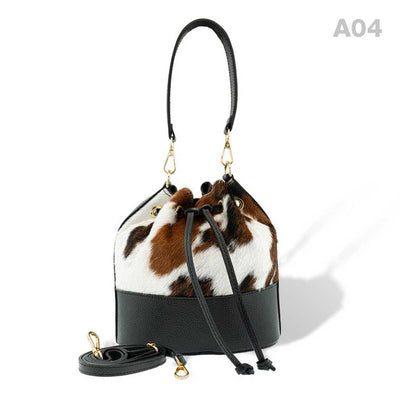 woody Mia Damen-Beuteltasche aus Fell Natur-Schwarz, Frontansicht