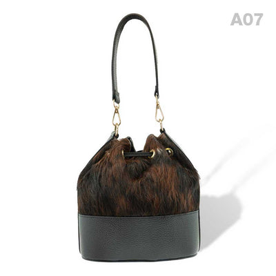 woody Mia Damen-Beuteltasche aus Fell Natur-Schwarz, Rueckansicht