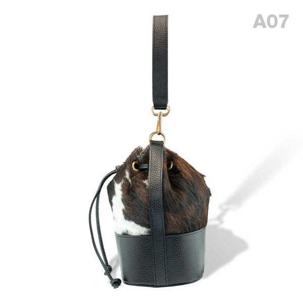 woody Mia Damen-Beuteltasche aus Fell Natur-Schwarz, Seitenansicht