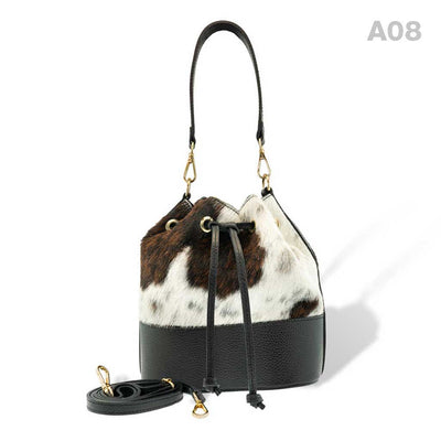 woody Mia Damen-Beuteltasche aus Fell Natur-Schwarz, Frontansicht