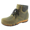 MONA-clog-boots-stiefel-damen-mit-biegsamer-nachhaltiger-holzsohle-farbe: olivia (grün)-holzclogs-woody-schuhe-woody shoes-handgemachte-holzschuhe-aus-österreich-kärnten