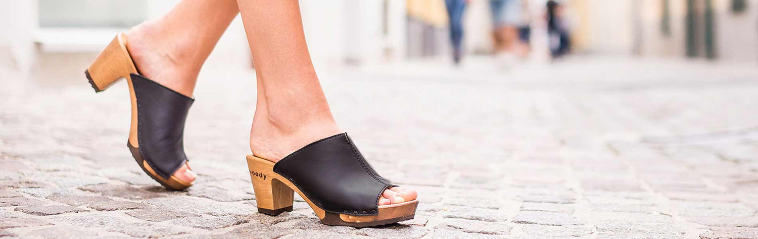 Holzschuhe, Holzpantoffeln kaufen. Holzpantoletten, Damen Holzpantoffel, Männer Holz Clogs kaufen, Holzschuhe, Woody Schuhe Österreich. Schuhe mit Holzsohle. Holz Schuhe kaufen.