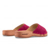 woody Heidi Damen-Pantolette in Fuxia, Seitenansicht mit Lederriemen und Holzsohle - handgefertigt in Oesterreich