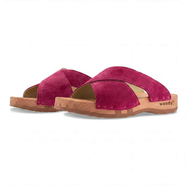 woody Mila Damen-Pantolette in Fuxia, Seitenansicht mit Lederriemen und Holzsohle - handgefertigt in Oesterreich